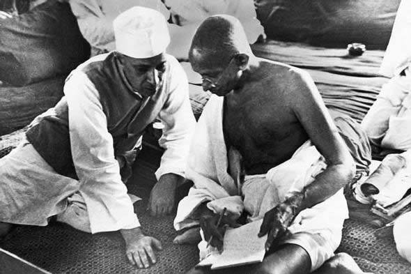 Gandhi - Pandit Nehru i Mahatma Gandhi a Bombai, el 8 d'agost de 1942 - Wikimedia Commons
