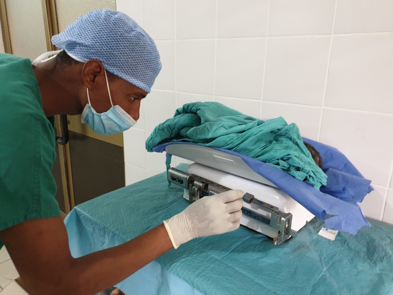 Un infermer pesa un nadó a l'hospital de Gambo (Etiòpia)