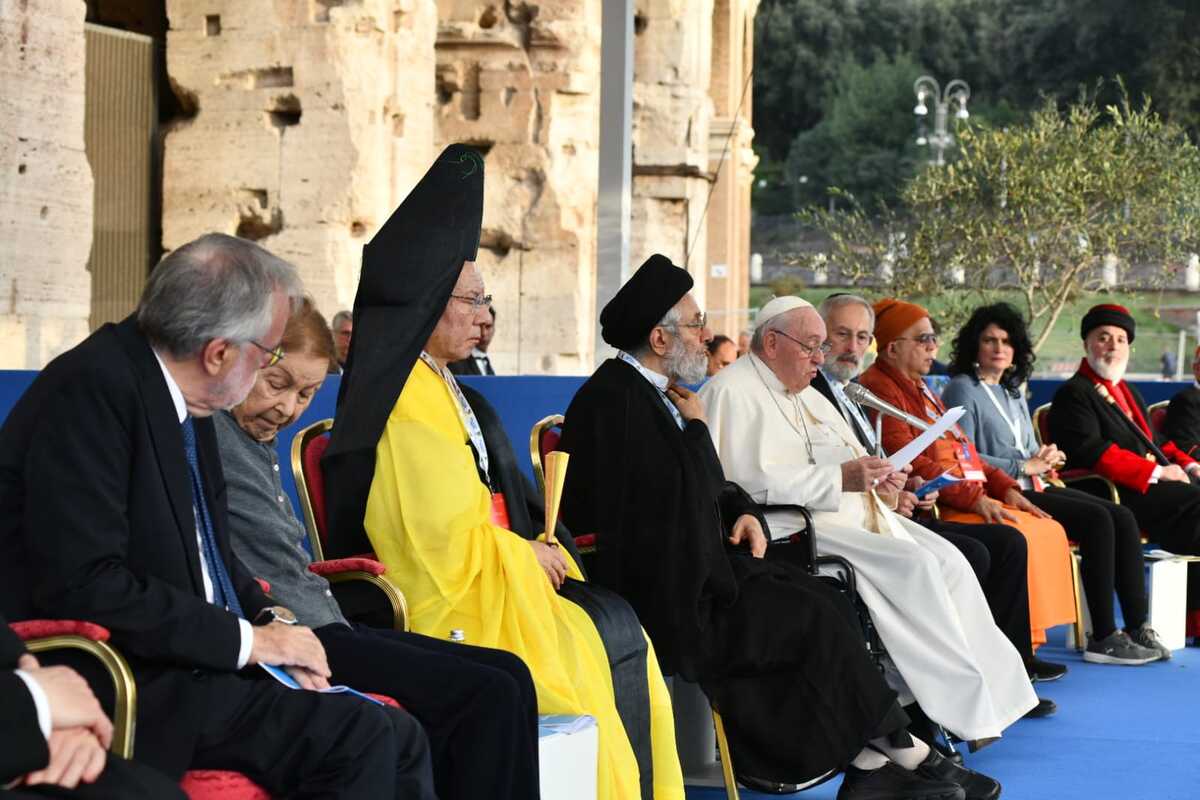 El papa Francesc reunit amb altres líders religiosos al Coliseu de Roma