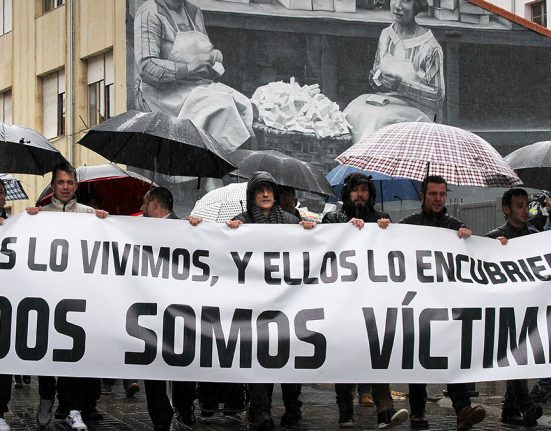 Manifestació de les víctimes d'abusos davant el Bisbat d'Astorga