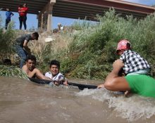 Migrants intentant creuar el riu Bravo des de Mèxic als EUA