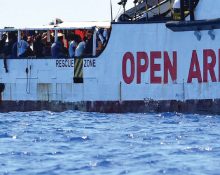 Un vaixell d’Open Arms amb gent rescatada a bord