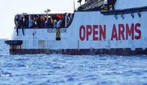 Un vaixell d’Open Arms amb gent rescatada a bord