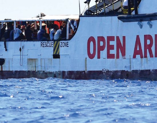 Un vaixell d’Open Arms amb gent rescatada a bord