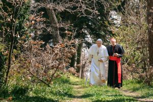 Hopkins (Benet XVI) i Pryce (Francesc) a la pel·lícula Els dos Papes | © Netflix