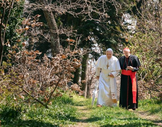 Hopkins (Benet XVI) i Pryce (Francesc) a la pel·lícula Els dos Papes | © Netflix