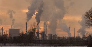 Unes xemeneies afegint contaminants a l’atmosfera