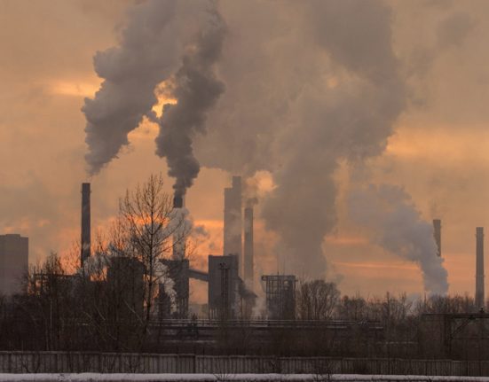 Unes xemeneies afegint contaminants a l’atmosfera