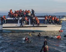 Un vaixell col·lapsat de migrants desesperats