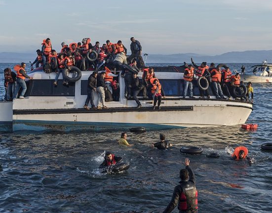 Un vaixell col·lapsat de migrants desesperats