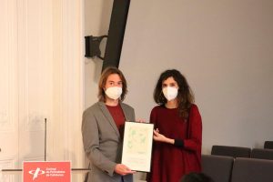 Jairo Marcos i M. Ángeles Fernández amb el guardó del XV Premi Memorial Joan Gomis de Periodisme Solidari