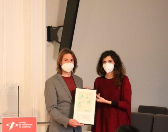 Jairo Marcos i M. Ángeles Fernández amb el guardó del XV Premi Memorial Joan Gomis de Periodisme Solidari
