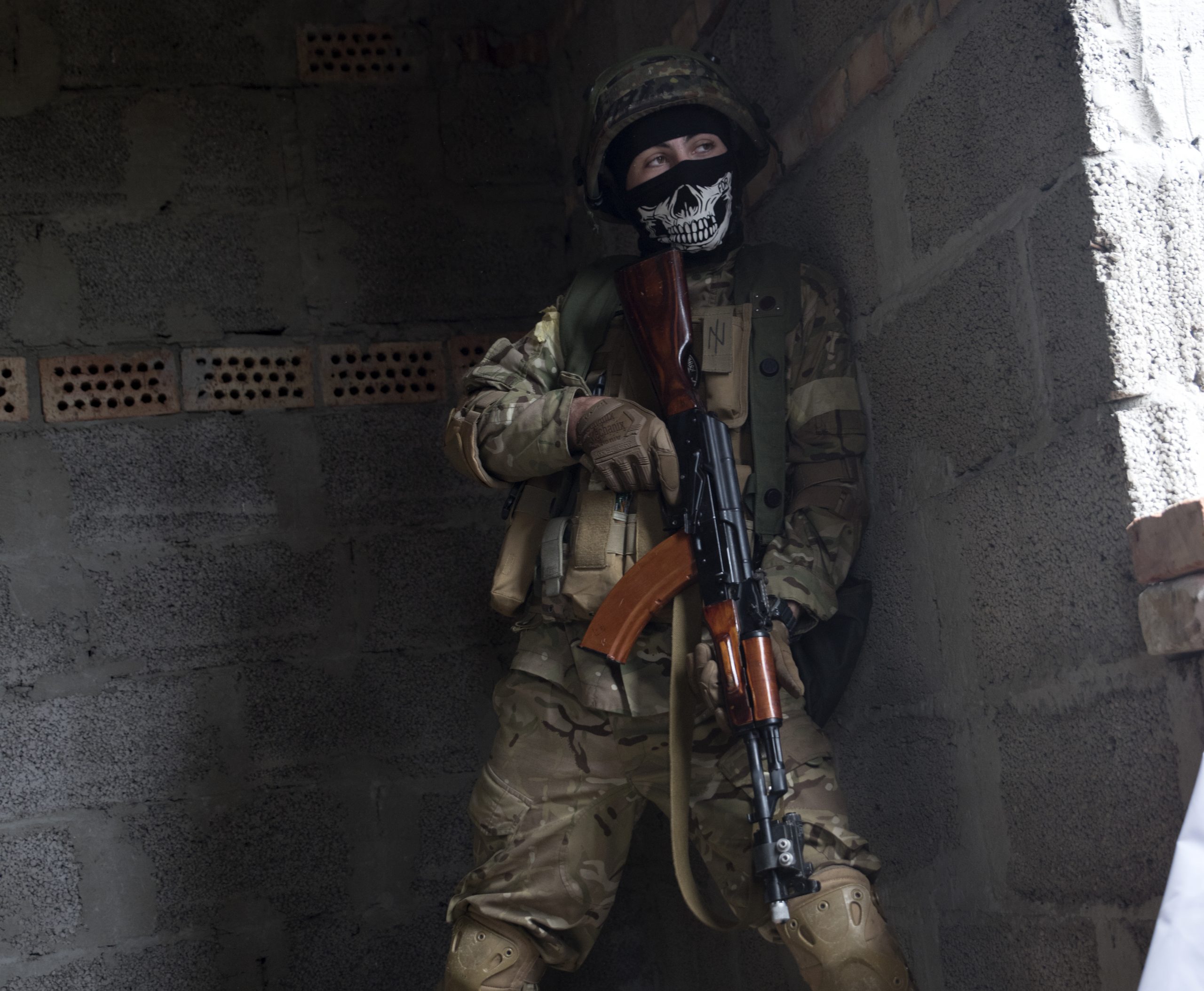 Un soldat ucraïnès durant una batalla - Whitney Hughes - Wikimedia Commons