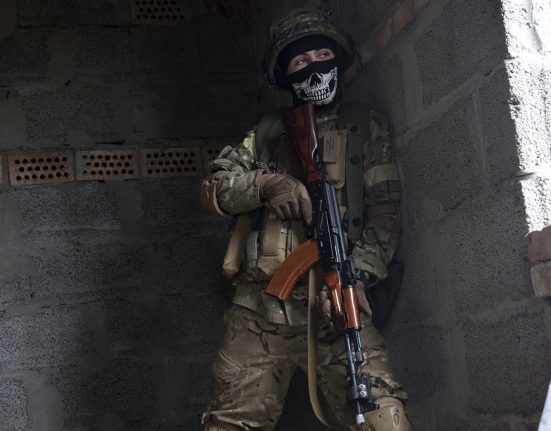 Un soldat ucraïnès durant una batalla | © Whitney Hughes - Wikimedia Commons