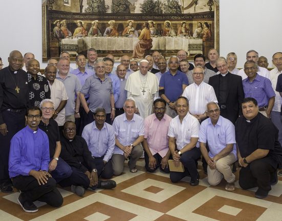 El papa Francesc amb la comunitat de la cúria jesuïta