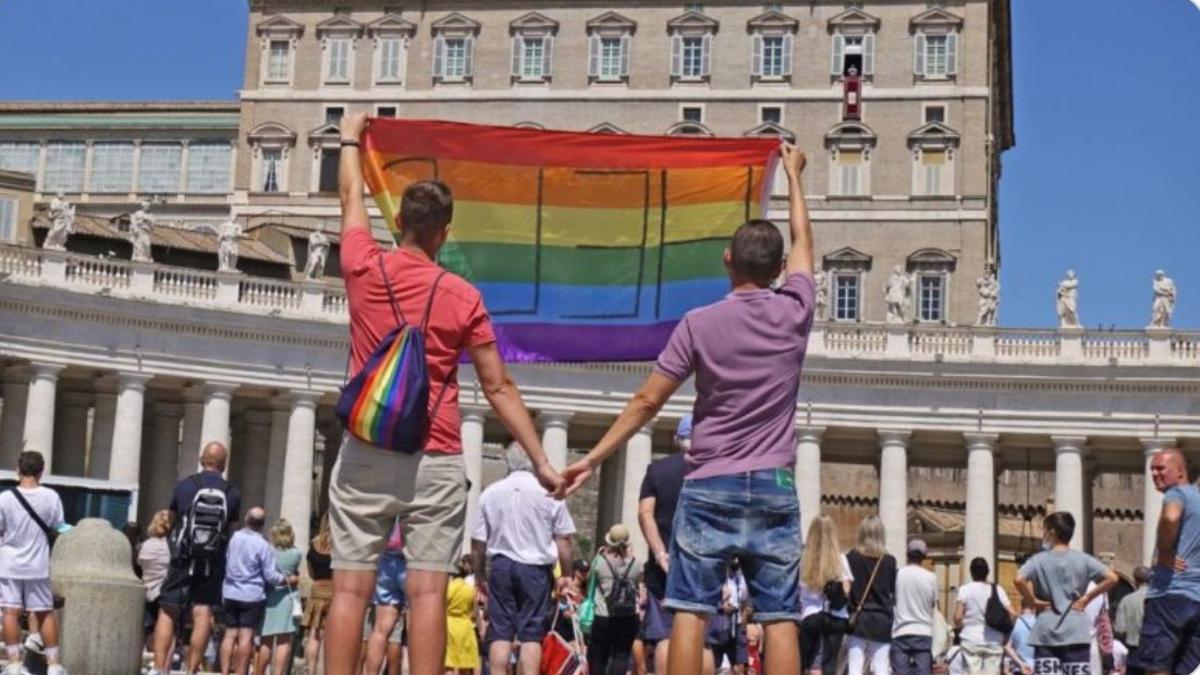 Una parella homosexual a la plaça de Sant Pere - Religión digital