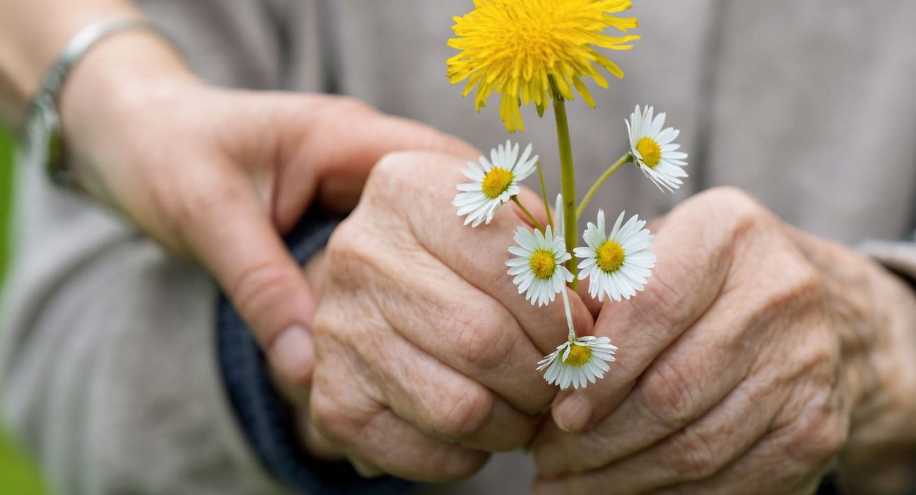 Un bonic gest entre dependent i cuidadora