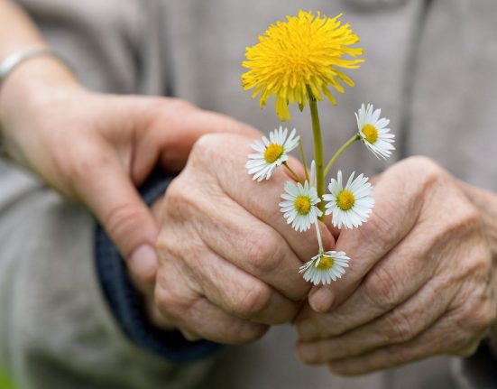 Un bonic gest entre dependent i cuidadora