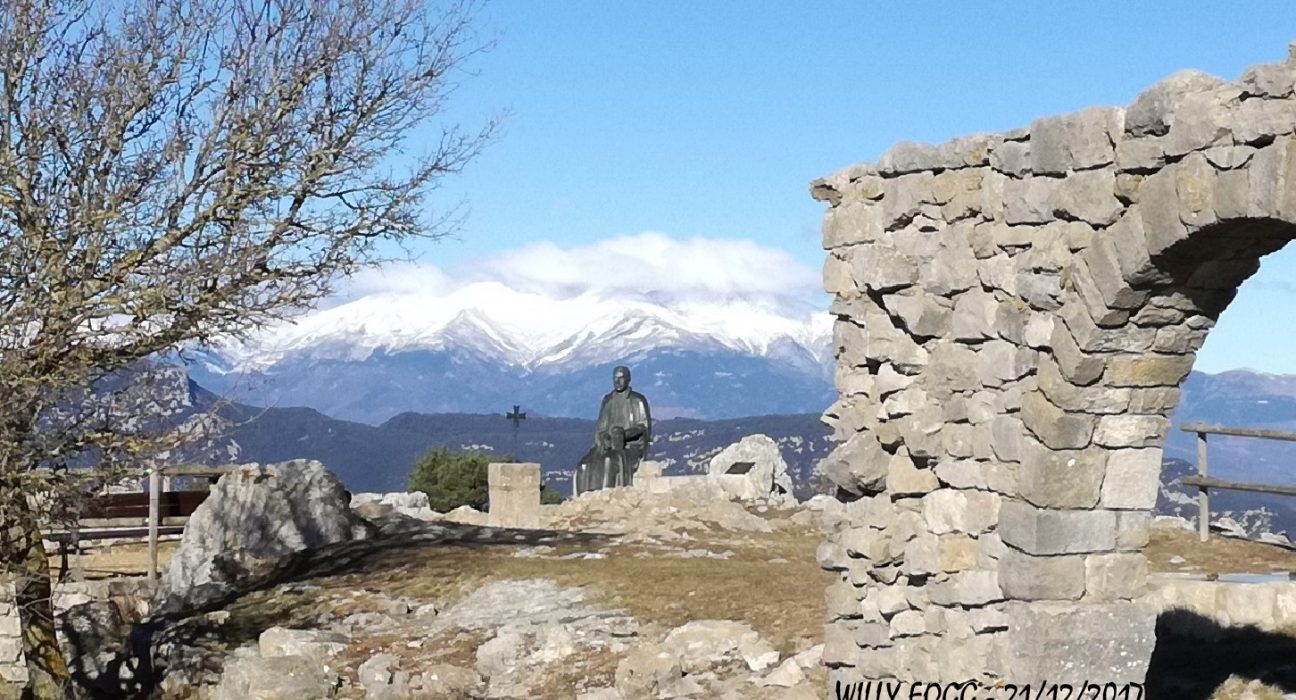 Escultura a Mossèn Cinto Verdaguer a les immediacions del santuari