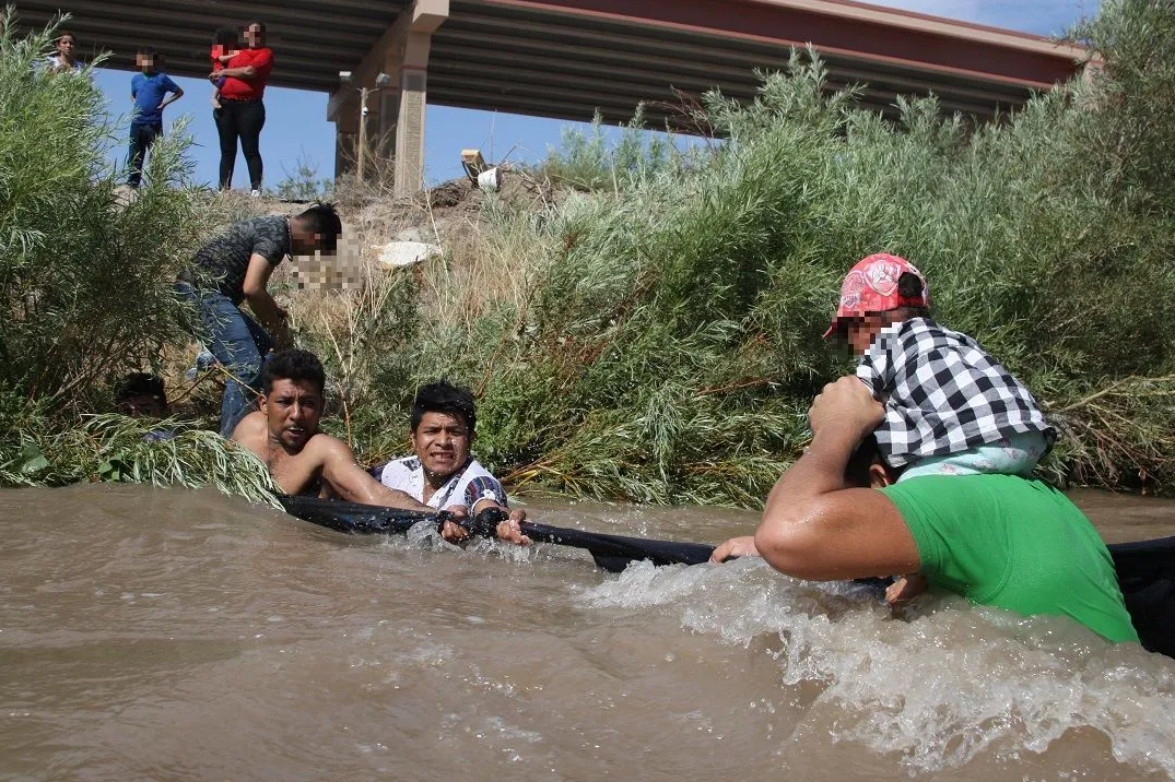 Migrants intentant creuar el riu Bravo des de Mèxic als EUA