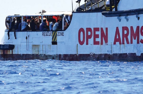El vaixell Open Arms ancorat a menys d'un quilòmetre de Lampedusa (Itàlia) sense poder desembarcar