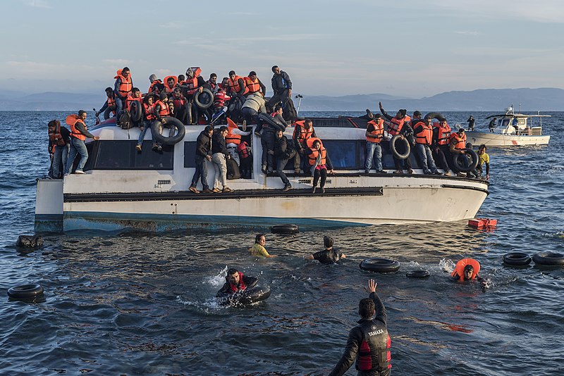 Refugiats sirians i iraquians intentant desembarcar a Lesbos (Grècia) - Wikimedia Commons