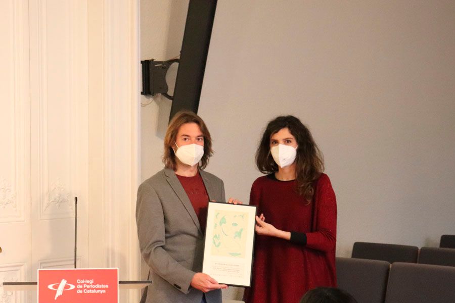 Jairo Marcos i Mª Ángeles Fernández recollint el XV Premi Memorial Joan Gomis de Periodisme Solidari