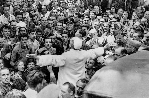 Pius XII a Piazza San Giovanni després del bombardeig de Roma el 13 d’agost del 1943. - Wikimedia Commons