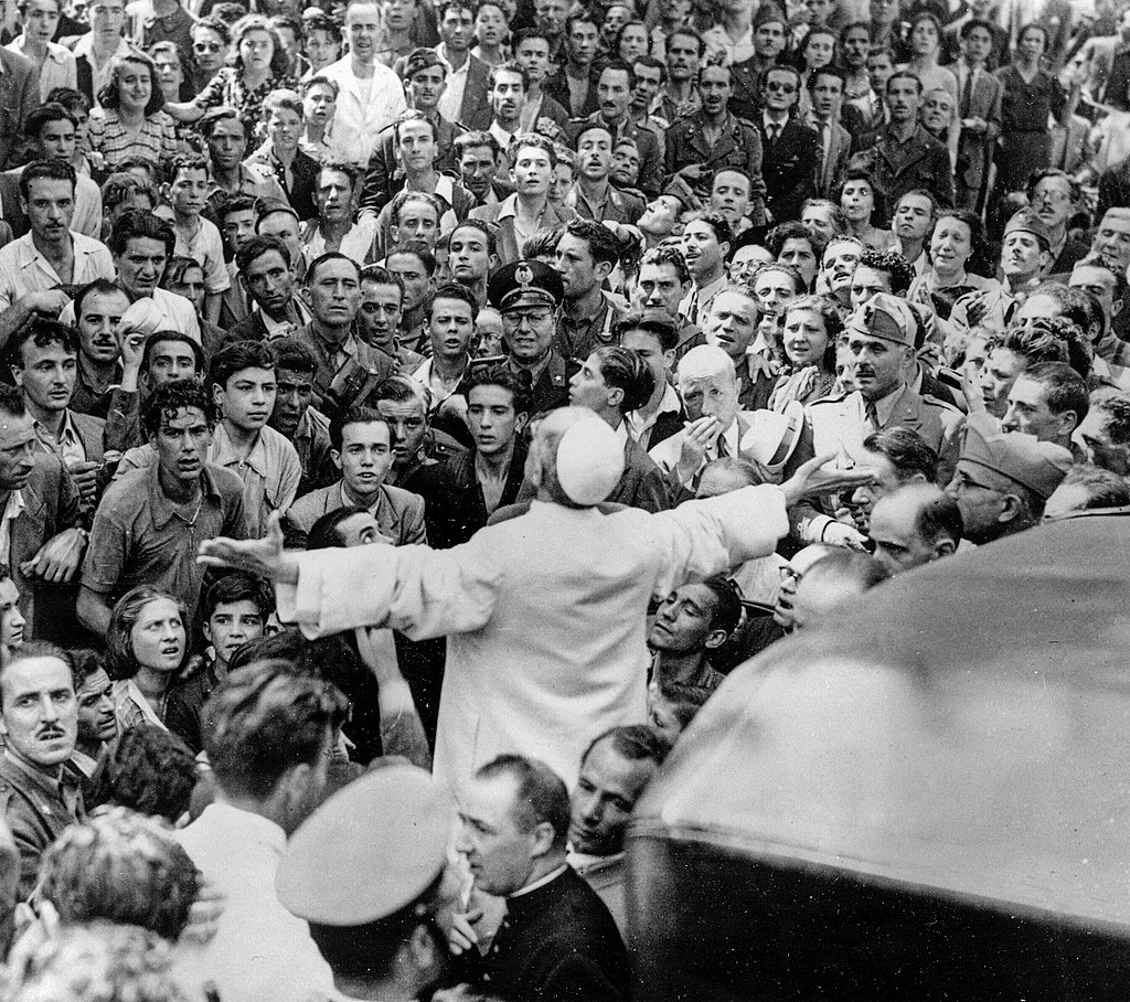 Pius XII a Piazza San Giovanni després del bombardeig de Roma el 13 d’agost del 1943. - Wikimedia Commons