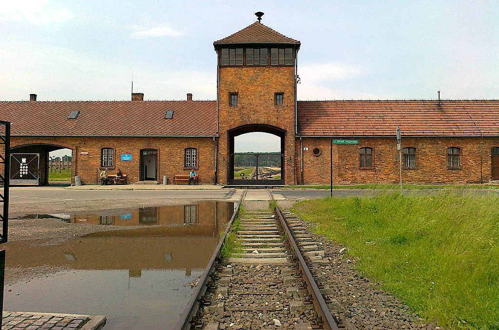 Façana principal del camp de concentració d'Auschwitz. - Wikimedia Commons