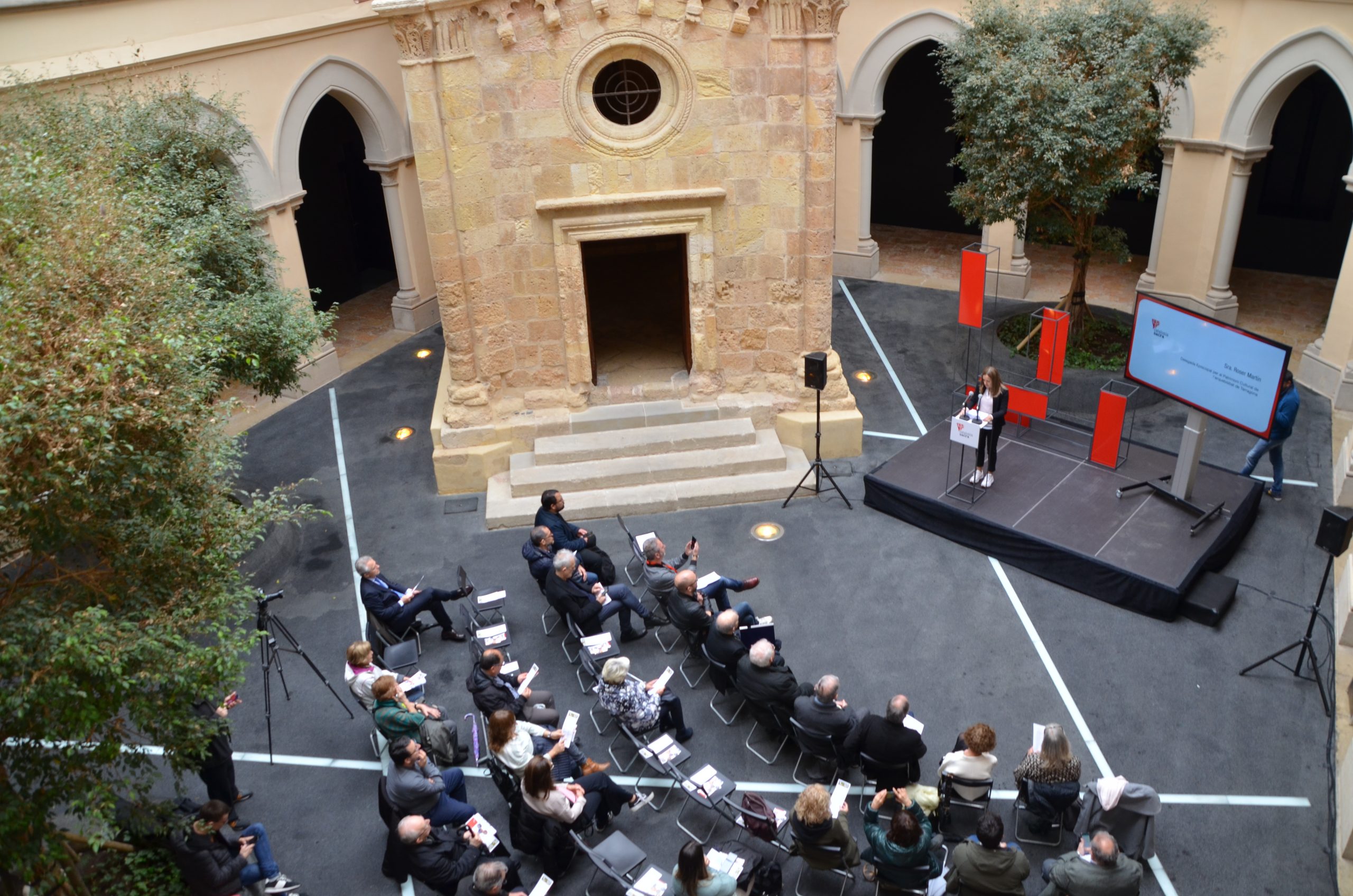 Presentació del programa cultural de Catalonia Sacra al claustre del Centre Tarraconense