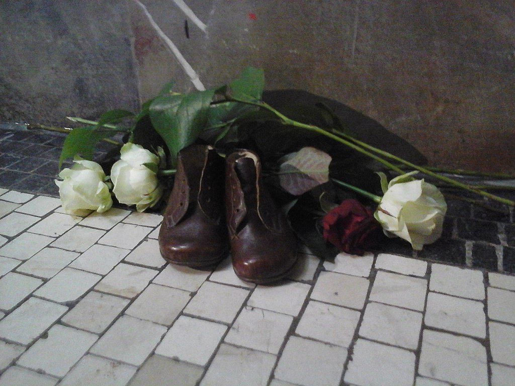 Roses i sabates sota el bust de Sophie Scholl | Wikimedia Commons