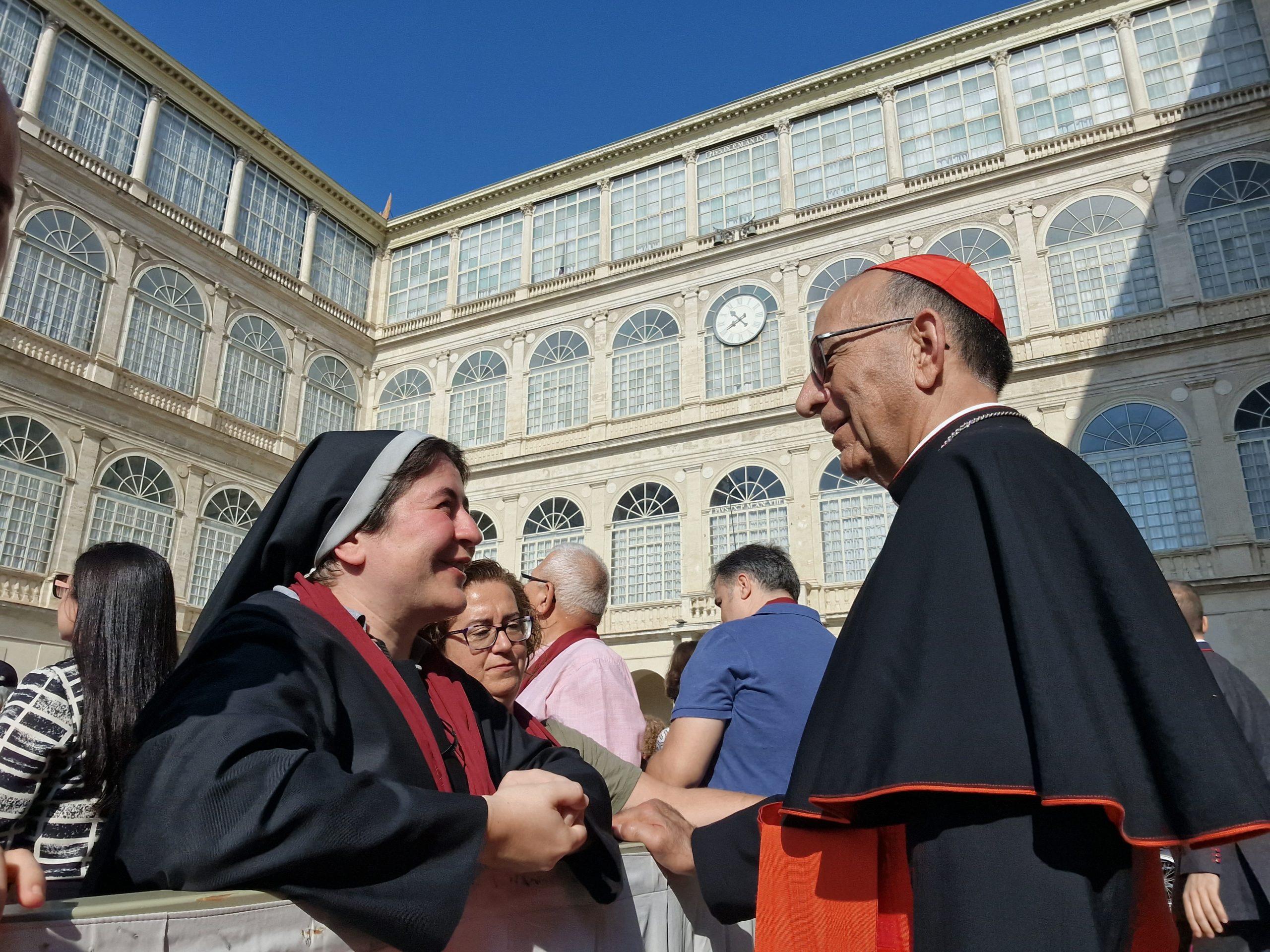 La monja benedictina Natàlia Aldana amb el cardenal Joan Josep Omella al pati de Sant Damas el passat 7 d'octubre