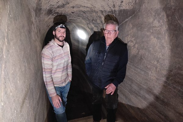 Axel Baiget, a l'interior d'un dels túnels, amb el seu actual propietari | © Xavier Pete Vega