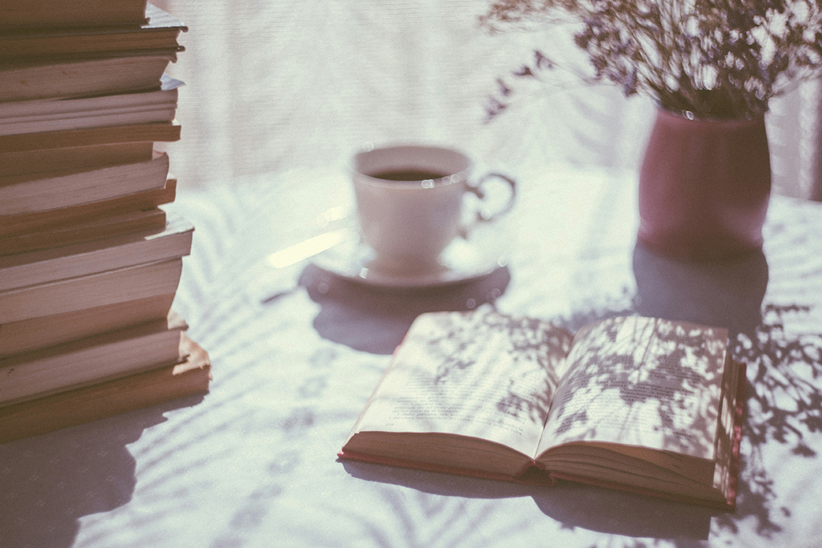 Lectura amb una tassa de cafè | © Freestocks – Unsplash