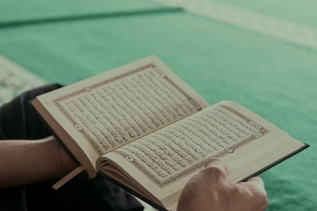 Una persona llegint l'Alcorà | © Masjid Pogung Dalangan - Unsplash
