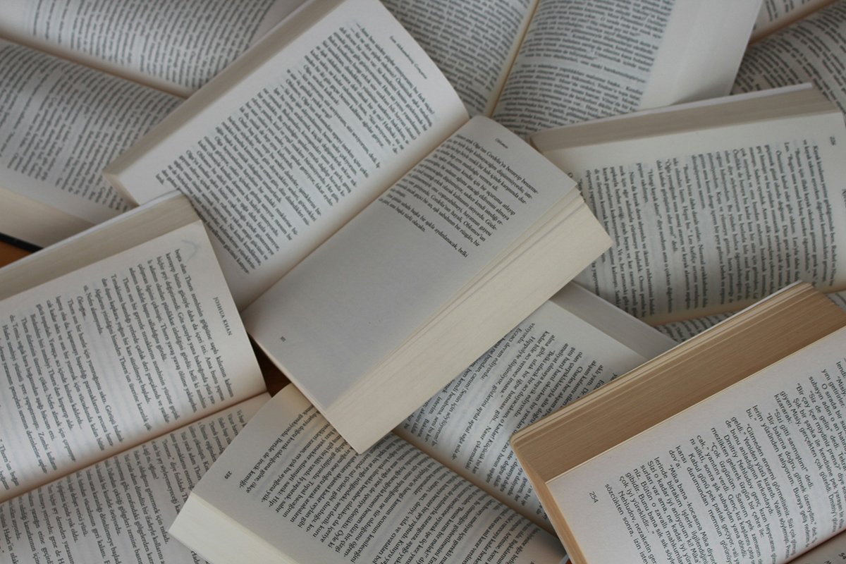 Una pila de llibres oberts, uns damunt dels altres | © Gülfer Ergín - Unsplash