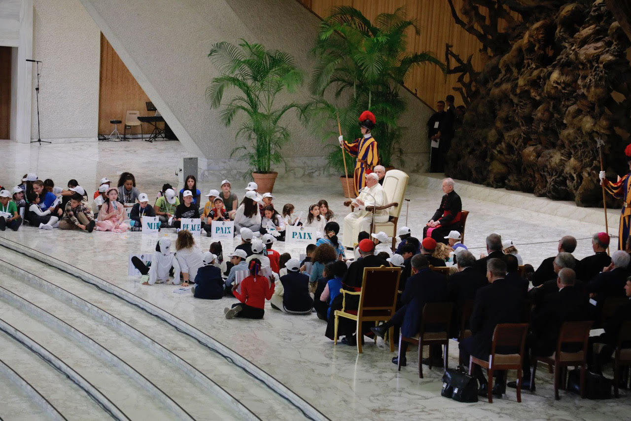 El Papa Francesc acompanyat de nens al Vaticà