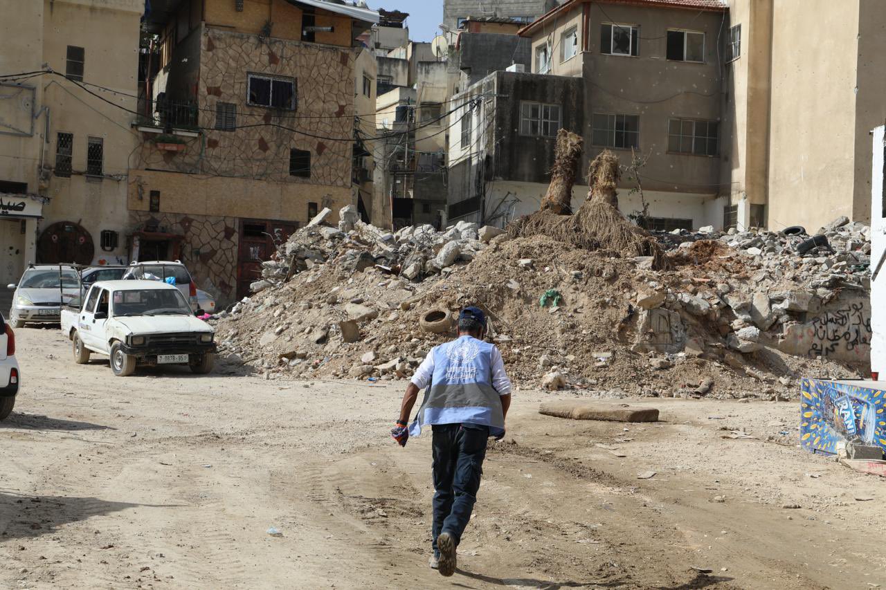 Un treballador de la UNRWA entre els enderrocs d'un bombardeig, a Gaza | © UNRWA