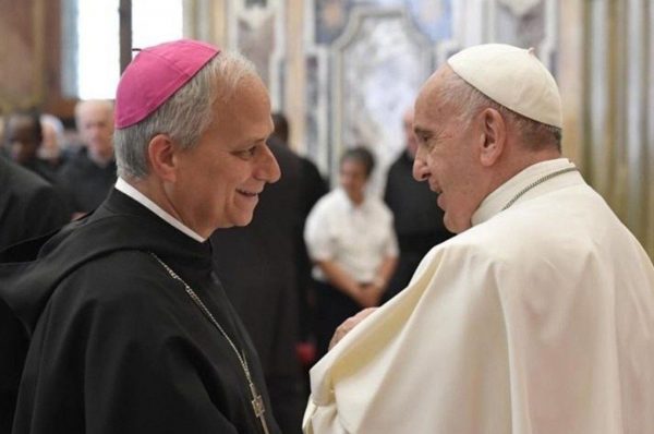 Robert Prevost, encara cardenal, amb el papa Francesc