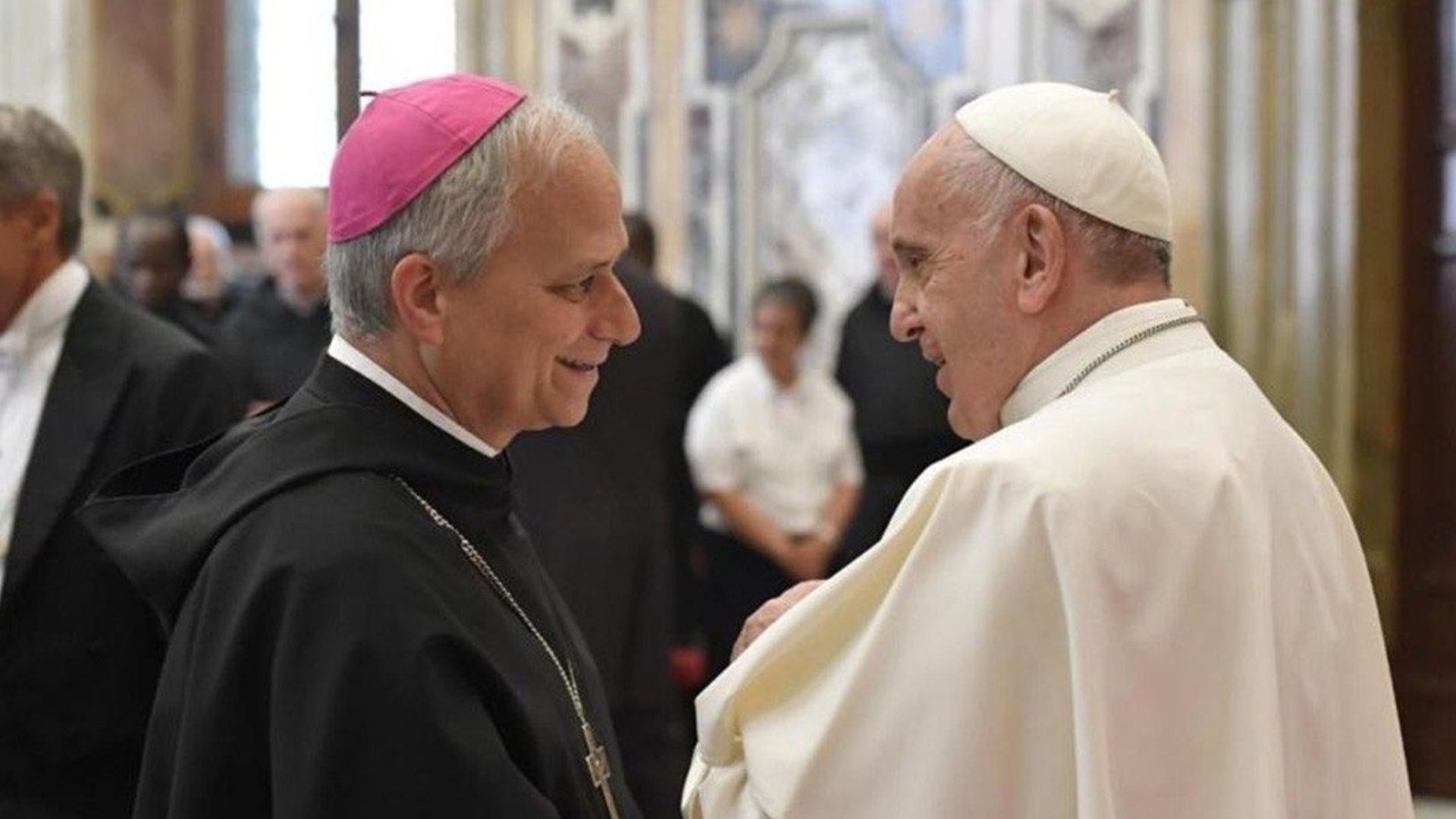 Robert Prevost, encara cardenal, amb el papa Francesc