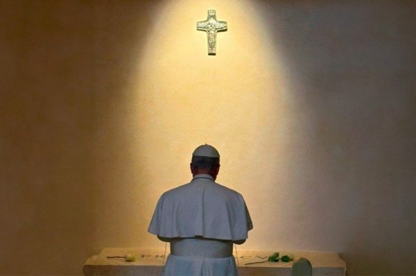 El papa Lleó XIV pregant a la tomba de Francesc