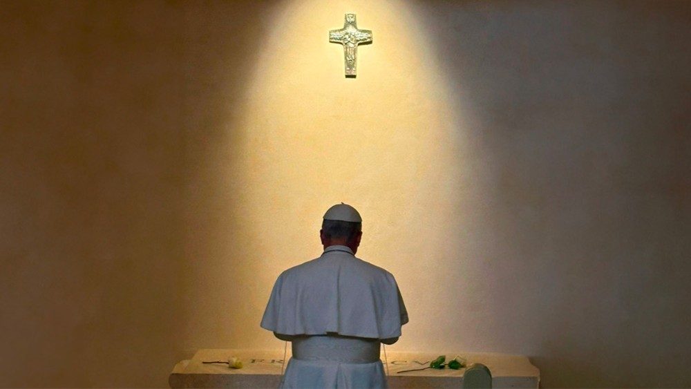 El papa Lleó XIV pregant a la tomba de Francesc