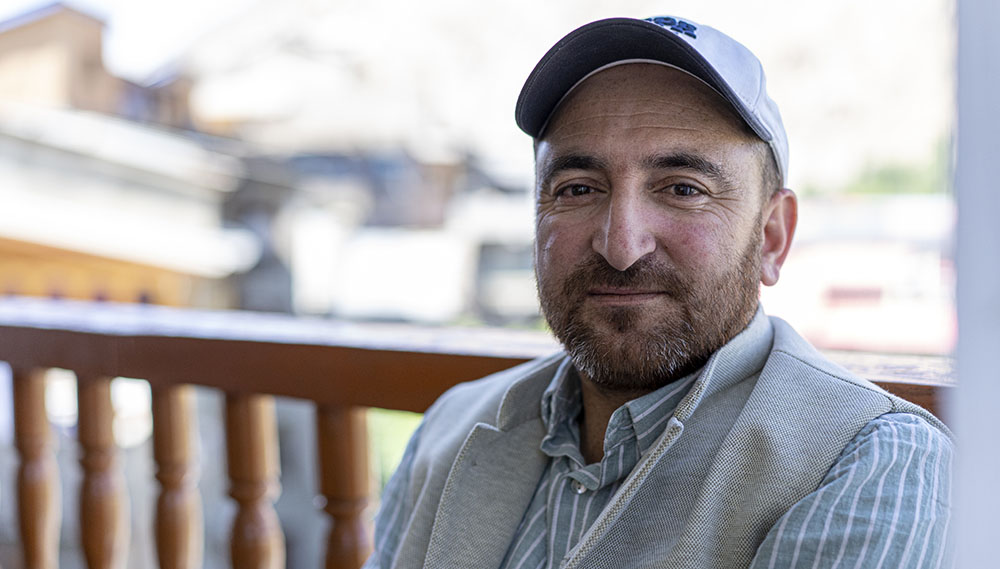Sajjad Kargili forma part de l'Aliança Democràtica de Kargil