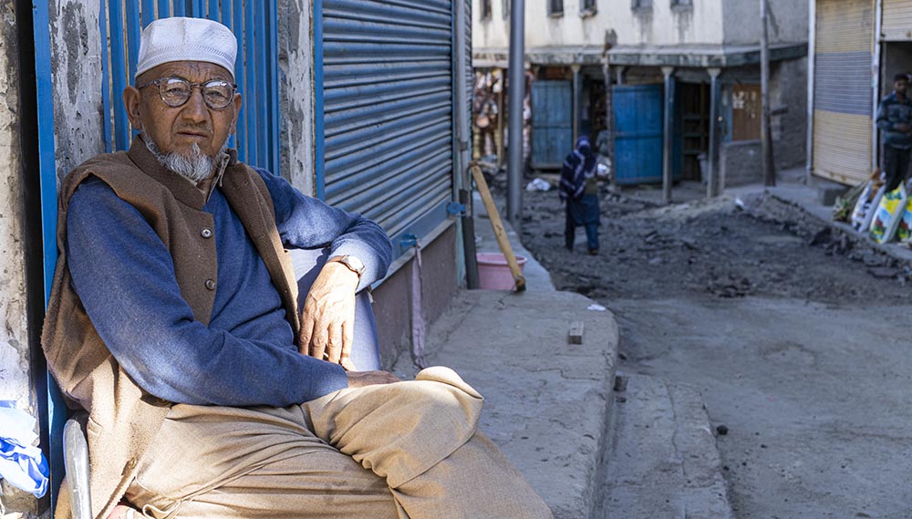 Un habitant que porta un negoci a la ciutat de Kargil, a l'Índia