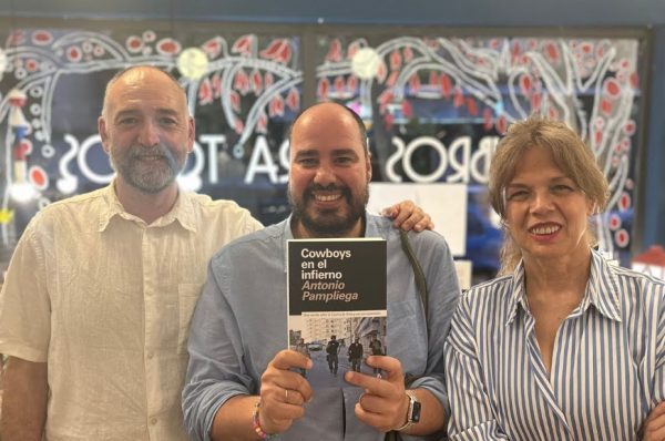 Antonio Pampliega a la presentació del seu llibre «Cowboys en el infierno» a la llibreria Los Libros Salvajes de Madrid