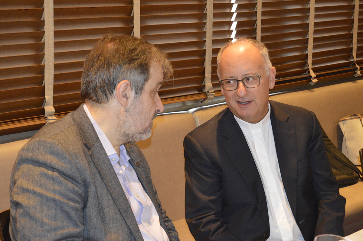Spadaro va ser presentat per Enric Puiggròs, jesuïta, mestre, historiador i teòleg | © Agència Flama