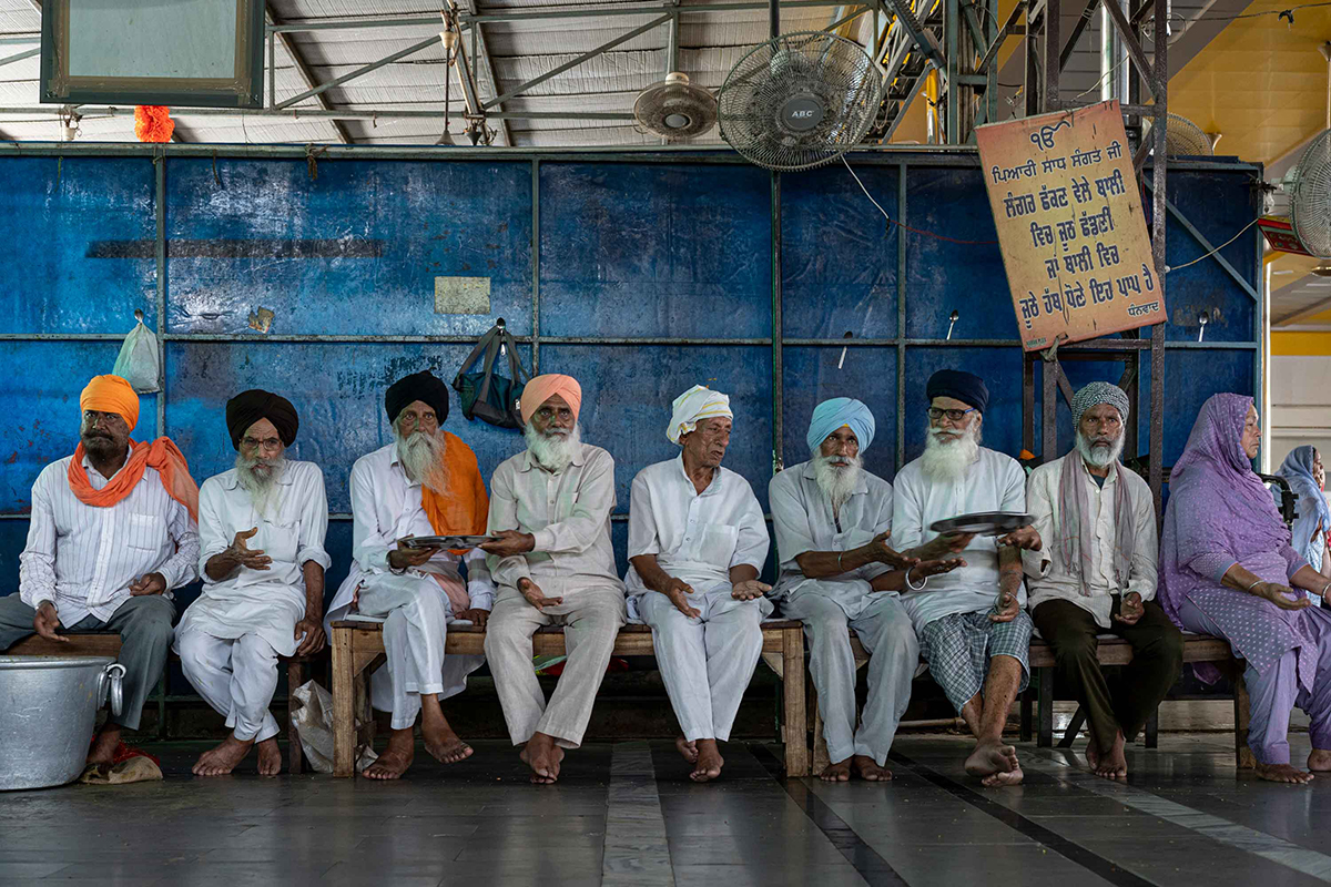 Sikhs mengen a l'interior de la gurdwara Shaheed Sahib, a Amritsar