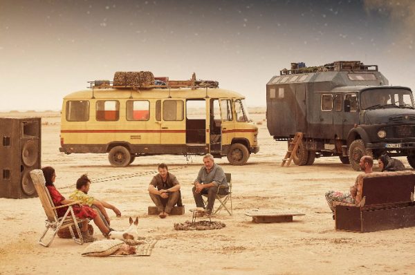 El film és una recerca desesperada enmig del desert marroquí on el dolor, la música electrònica i la pèrdua es fusionen