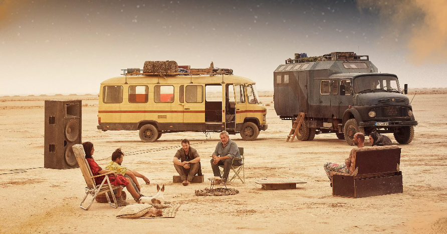 El film és una recerca desesperada enmig del desert marroquí on el dolor, la música electrònica i la pèrdua es fusionen
